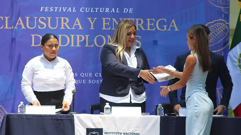 Joven-Recibe-Su-Diploma